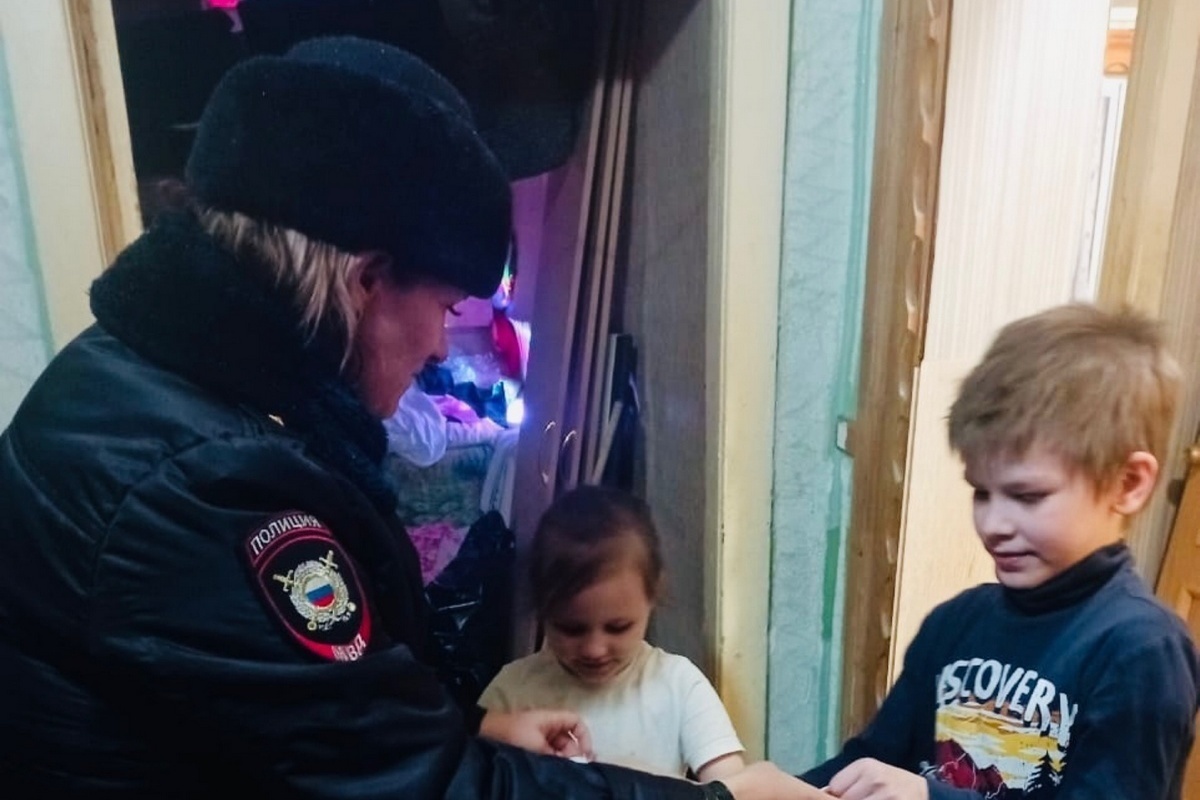 В Нефтеюганске полицейский под видом Деда Мороза поздравил ребятишек с праздниками