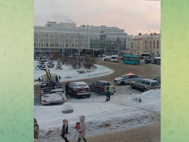 Автомобили массово эвакуируют с запрещенной парковки у ж/д вокзала Петрозаводска
