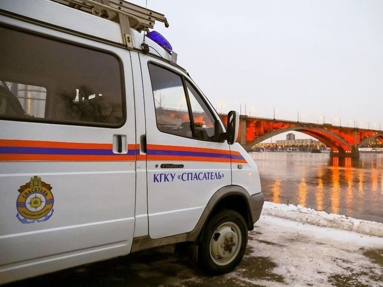 Спасатели эвакуировали рыбаков из поврежденной лодки в Красноярске