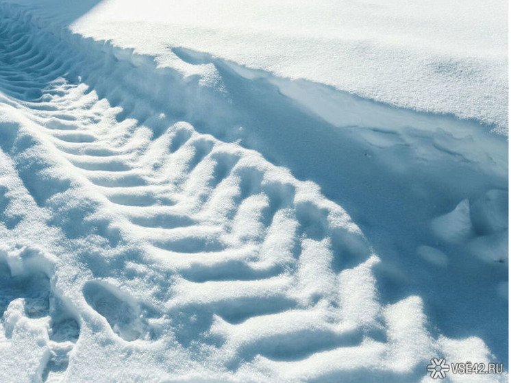 В Кемерове над устранением последствий снегопада работали 111 дорожников