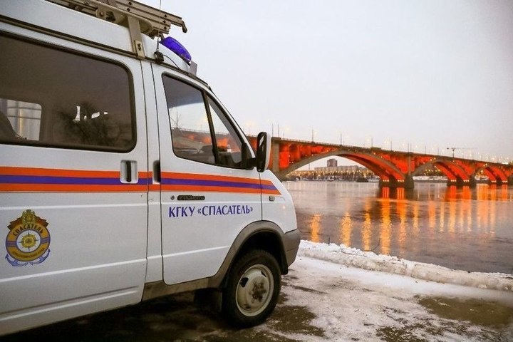 Спасатели эвакуировали рыбаков из поврежденной лодки в Красноярске