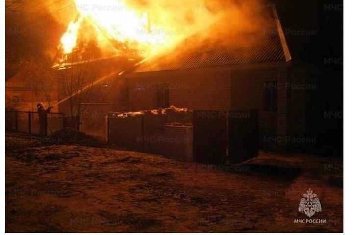 В Дорогобуже пожар уничтожил кровлю жилого дома