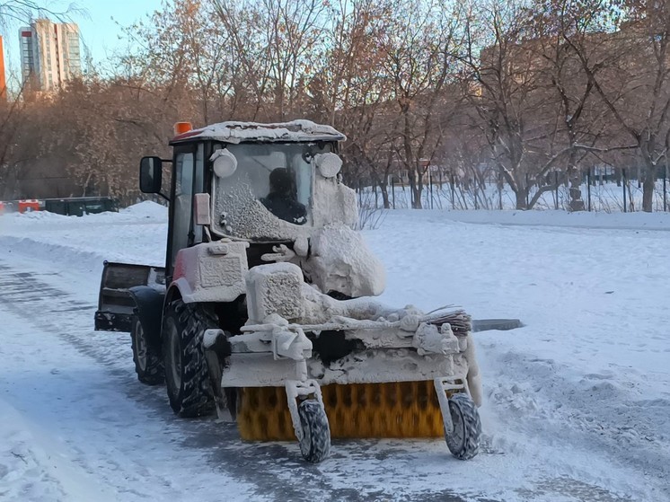 Свердловские дорожники предупреждают об обледенении на спусках и подъемах