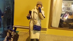 Нина Шацкая спела экспромтом на улице в Питере