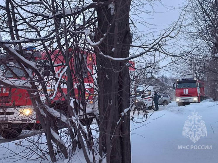 Ивановские пожарные 3 января спасли из горящего дома пожилую женщину