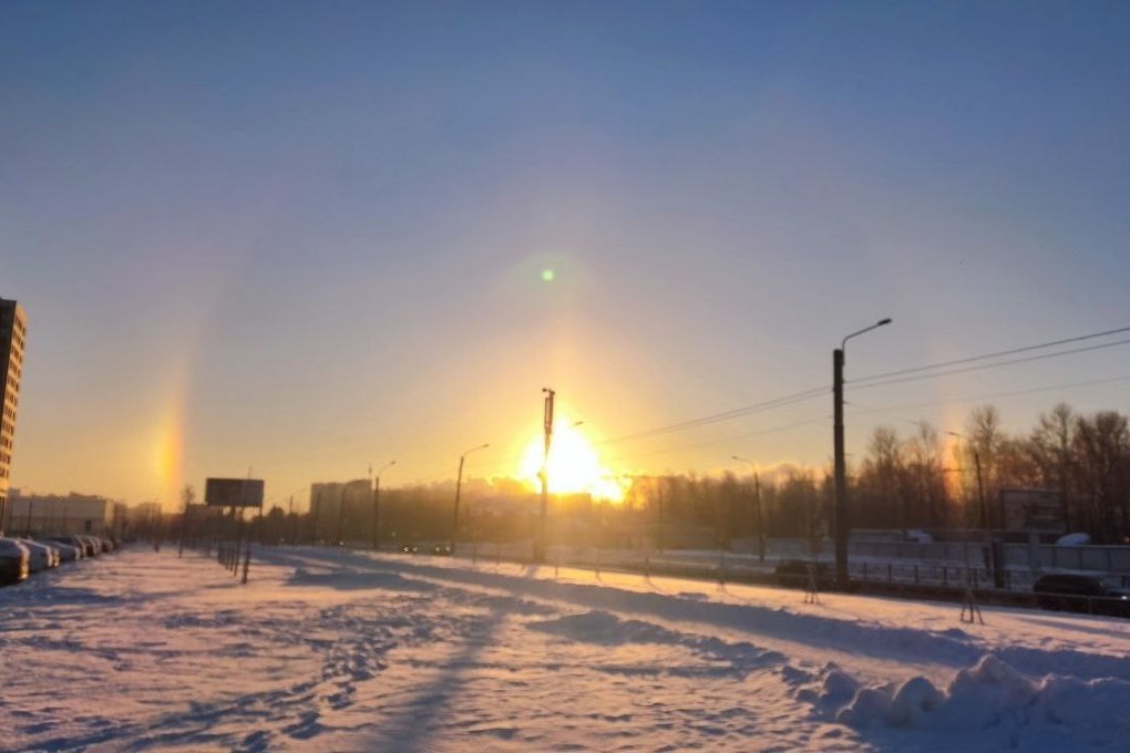 Петербуржцы увидели «зимнюю радугу» в Невском районе