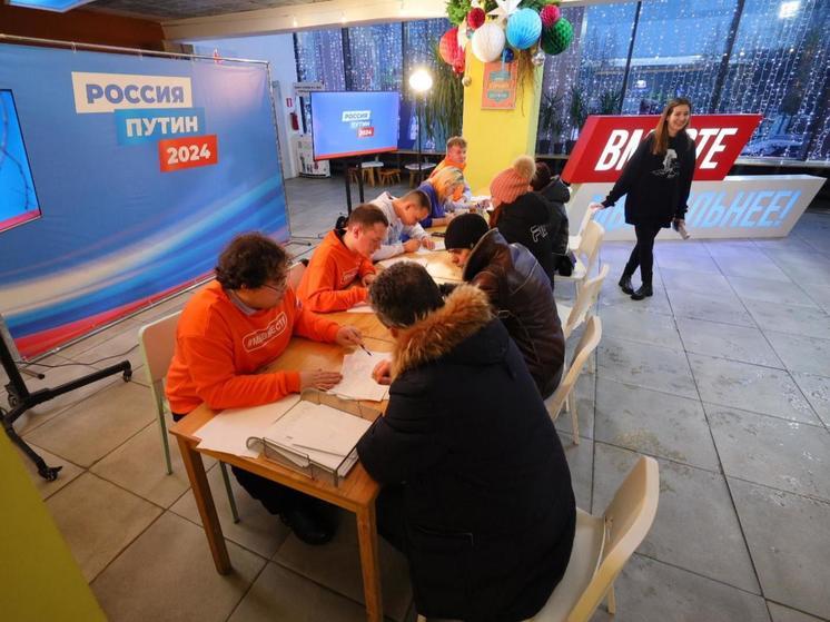 В Архангельске бойцы-студотрядовцы собирают подписи в поддержку президента России