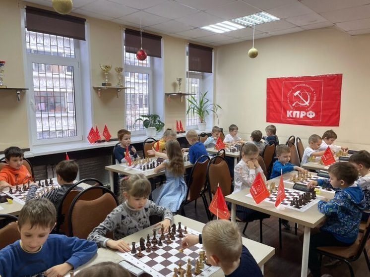Шахматный турнир «Ёлочка» прошел в спортивной школе №3 при поддержке партии КПРФ