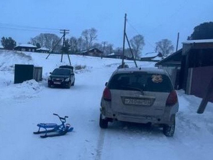 В Красноярском крае ребенка на снегокате сбил автомобиль