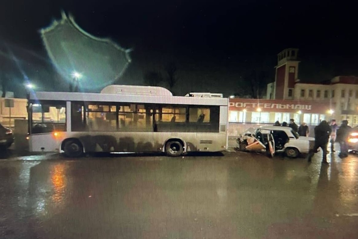 В Ростове в аварии с автобусом погиб водитель «семерки»