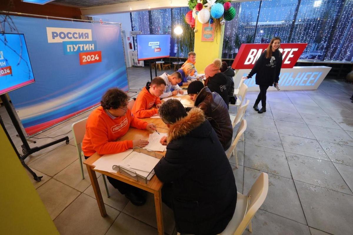 В Архангельске бойцы-студотрядовцы собирают подписи в поддержку президента России
