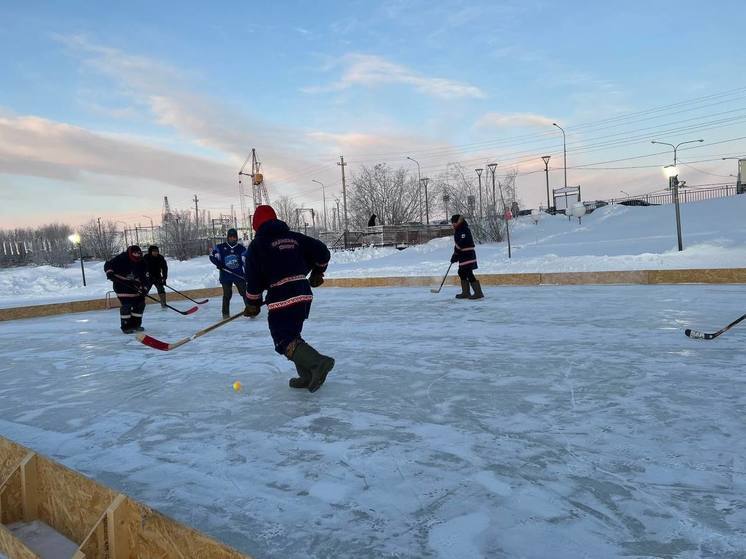 В Салехарде каток на Лебяжьем озере открыли турниром по хоккею в валенках