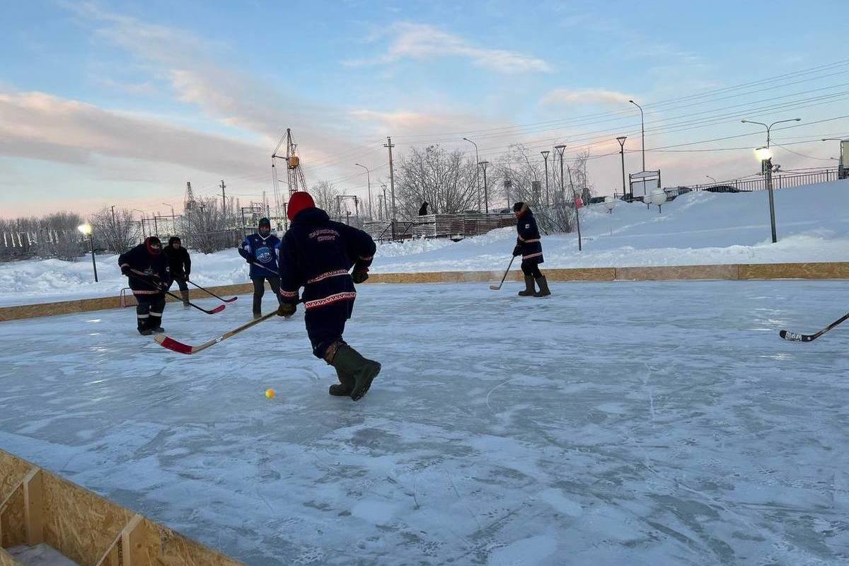 В Салехарде каток на Лебяжьем озере открыли турниром по хоккею в валенках