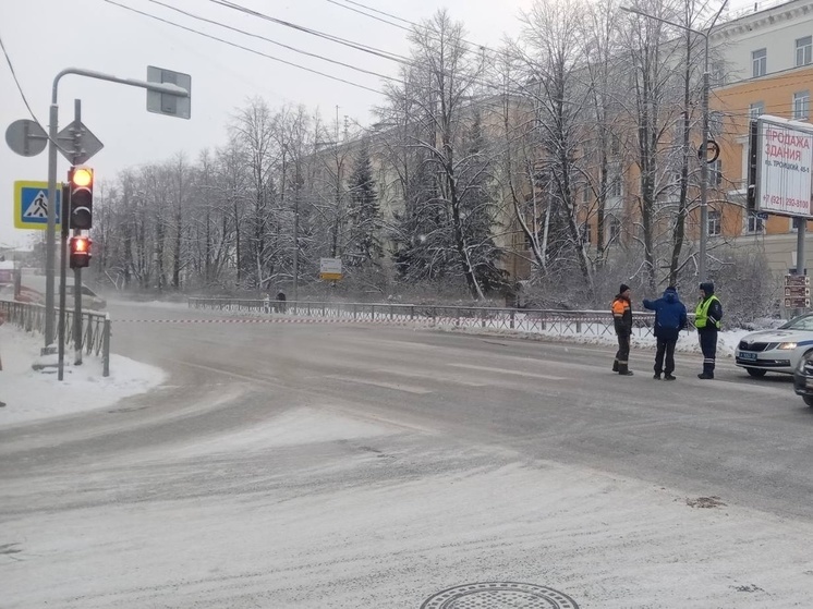 В центре Архангельска продолжается работа по устранению повреждения на водопроводе