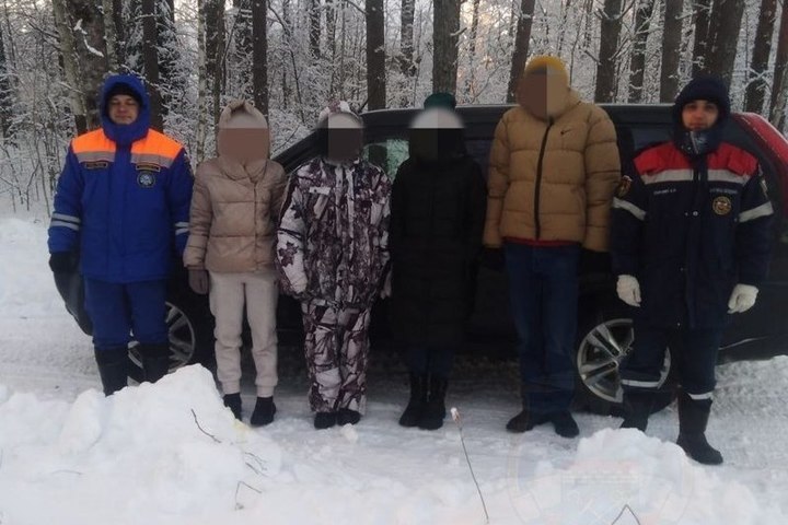 Спасатели помогли четырем ленинградцам, застрявшим в лесу возле деревни Шоткуса