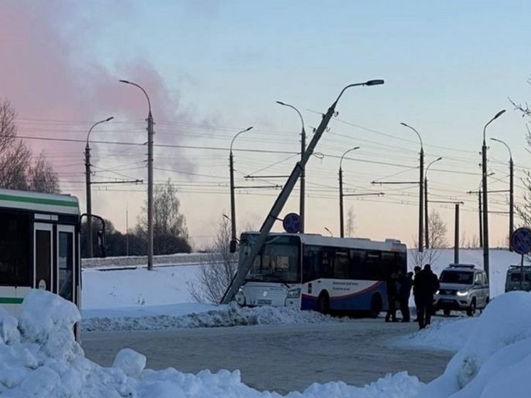 В Рыбинске пассажирскому автобусу помешал столб