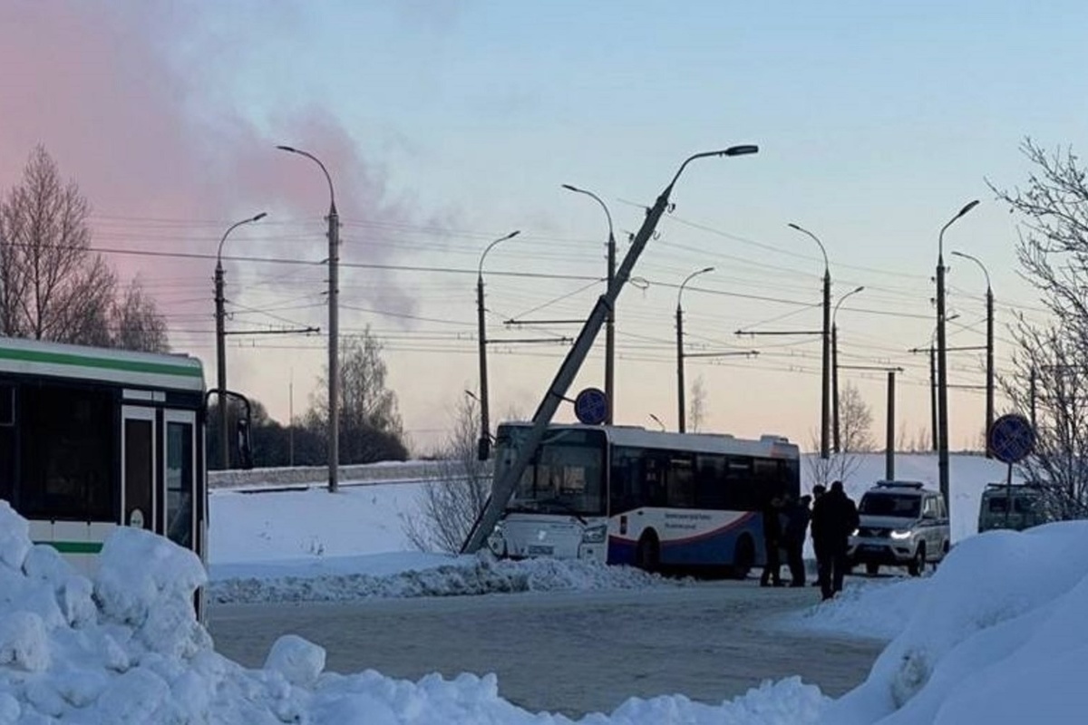 В Рыбинске пассажирскому автобусу помешал столб