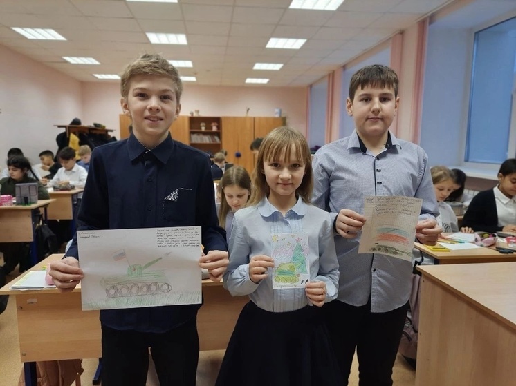 Югорские волонтеры подготовили поздравительные открытки для бойцов на СВО
