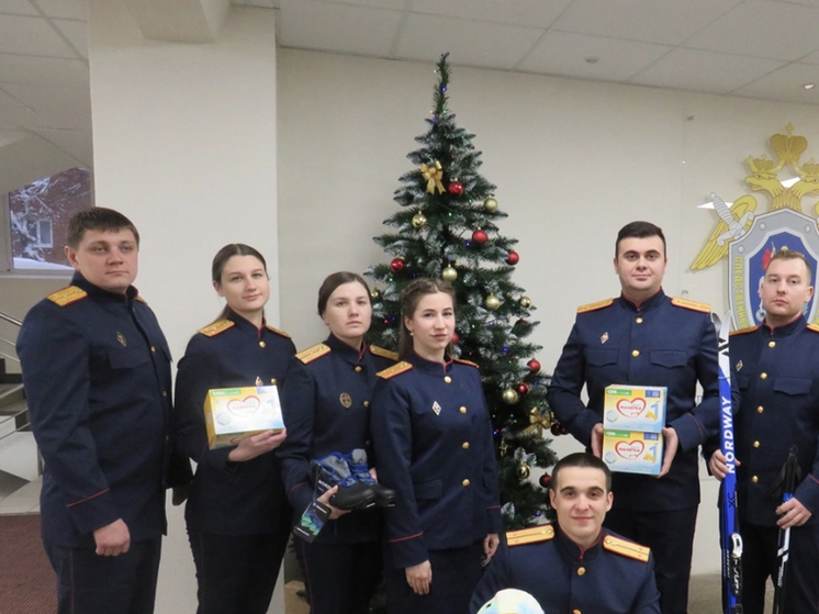 Офицеры СКР по Смоленской области поздравили две многодетные семьи участников СВО с Новым годом