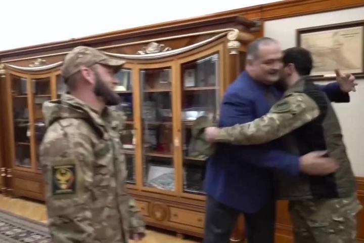 Военнослужащие из Дагестана поздравили главу региона
