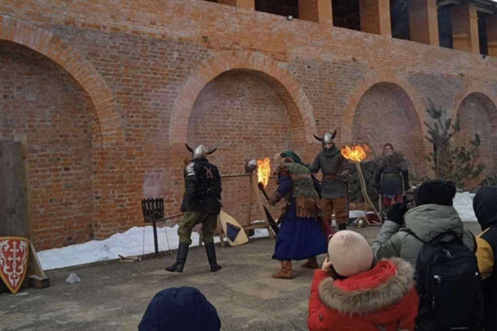  В Смоленске во дворе боевой техники музея прошло выступление «Путешествие в Средние века»