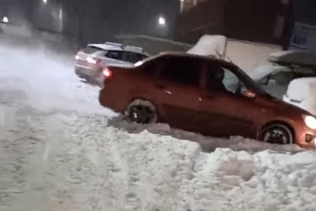 В Кемерове из-за неубранного снега застревают машины