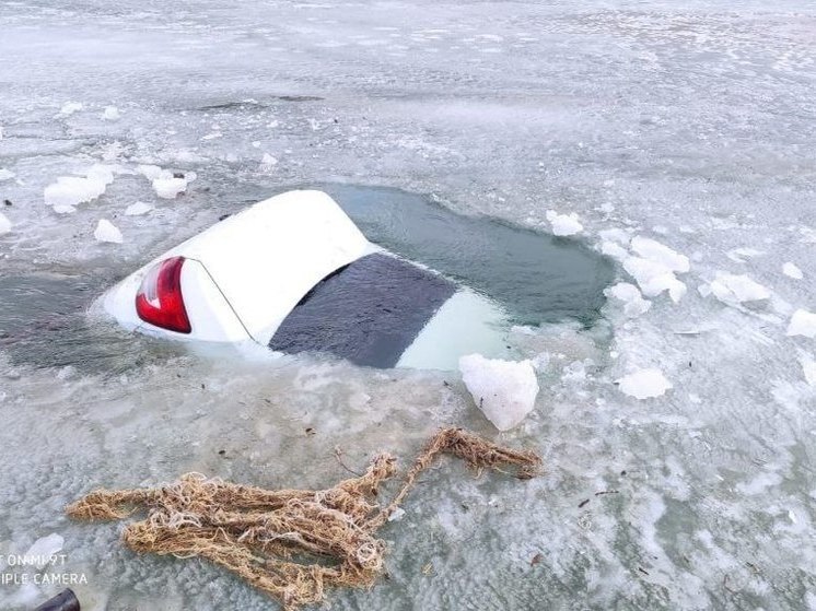 В Красноярском крае автомобиль провалился под лед