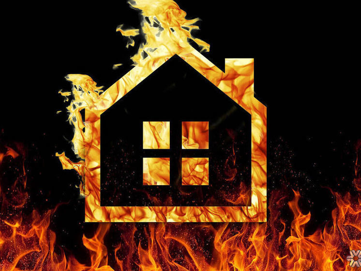 Огонь охватил дачный дом в Новокузнецке
