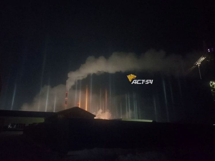 Световые столбы появились над Новосибирском утром 4 января