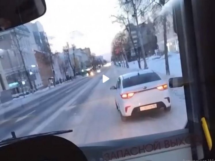 В Курске полиция пообещала наказать водителя, ехавшего по выделенной полосе