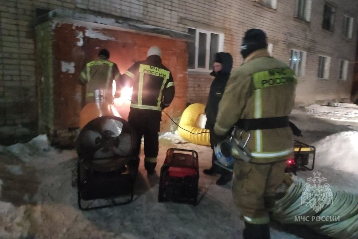 Спасатели МЧС восстанавливают теплоснабжение в доме по улице Лужской в Новгороде