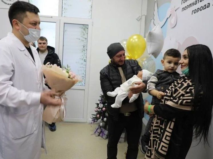 Ратмир Мавлиев встретил на выписке первого малыша, рожденного в 20204 году