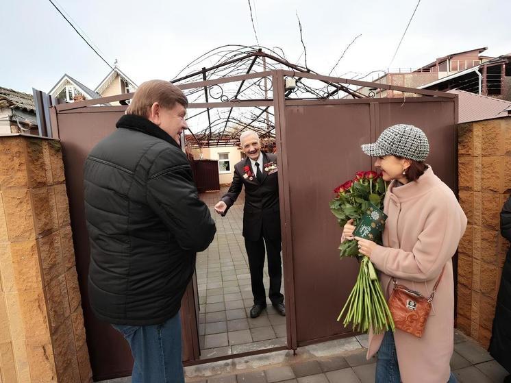 Анапские политики, артисты и общественники поздравили с Днем рождения ветерана ВОВ