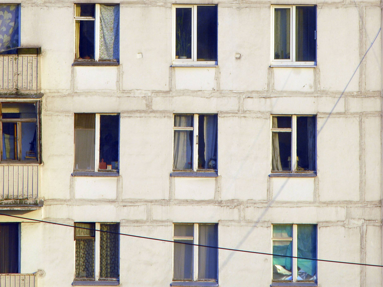 Shot: a drunk resident of Yekaterinburg threw his one-year-old daughter from the 5th floor and forgot about her