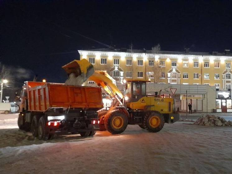 На улицах Курска снег убирают 32 единицы техники