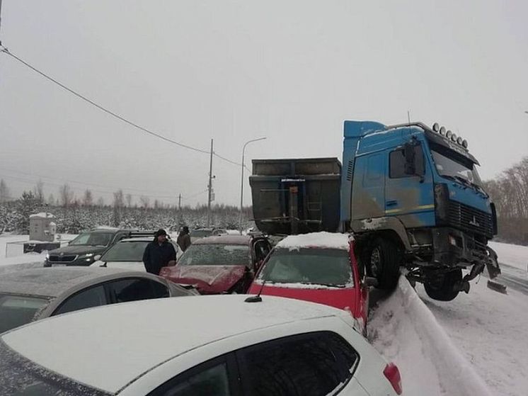 В ДТП на подъезде к Екатеринбургу в Челябинской области угодили 13 машин