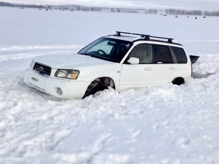 На Алтае два автомобиля провалились под лед на водохранилище