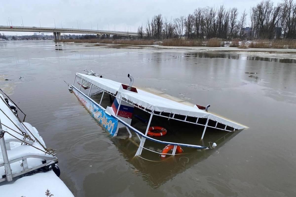 Прогулочное судно «Нева» затонуло на реке в Калининграде