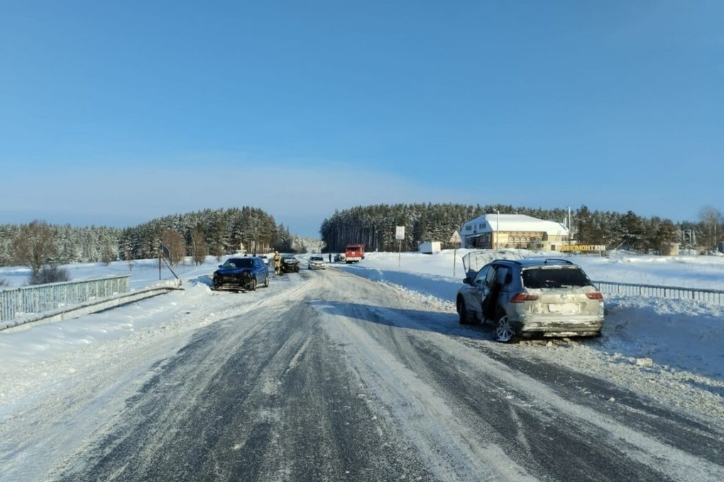 В массовой аварии на трассе в Татарстане пострадали водитель и двое детей