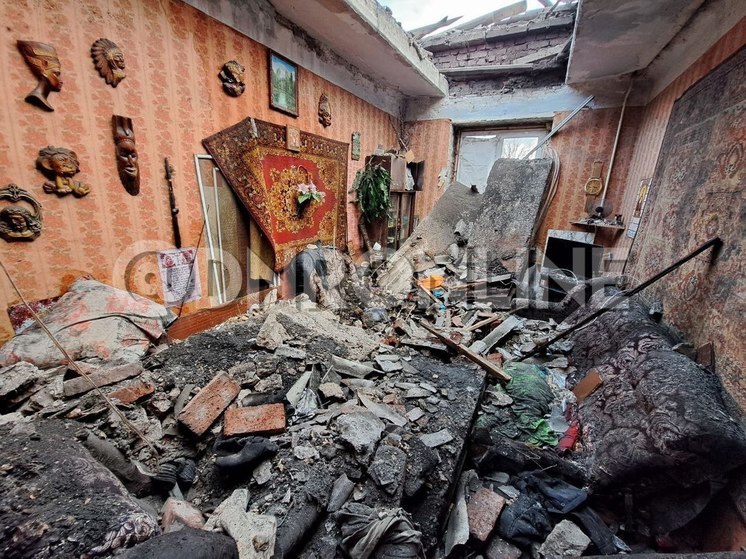 Спасатели МЧС ДНР спасли в Донецке мужчину из-под завалов разрушенного дома