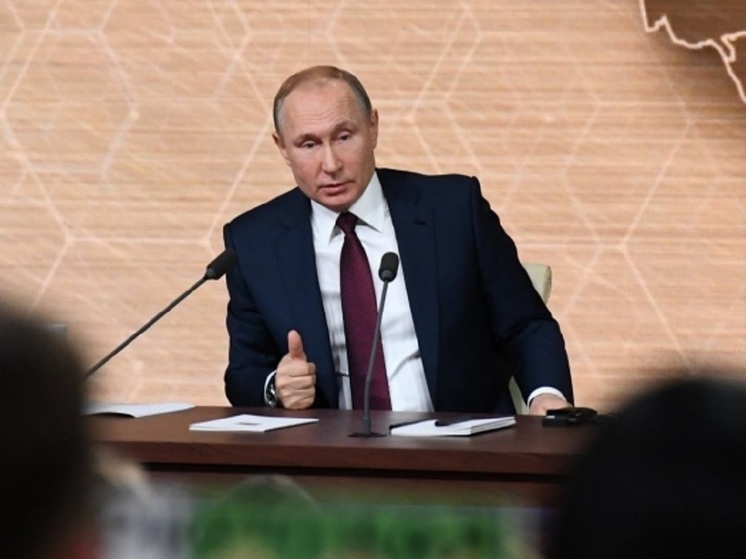 Доверенным лицам Владимира Путина передали первые удостоверения