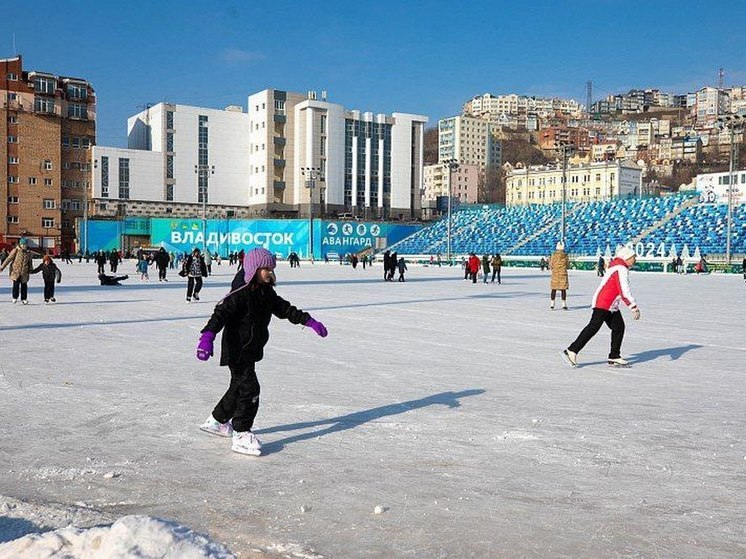 Во Владивостоке из-за высокой температуры закрыли каток «Авангард»