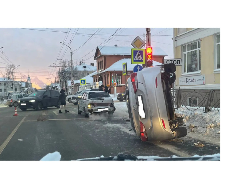 Припарковался на бок: в Костроме произошло анекдотическое ДТП