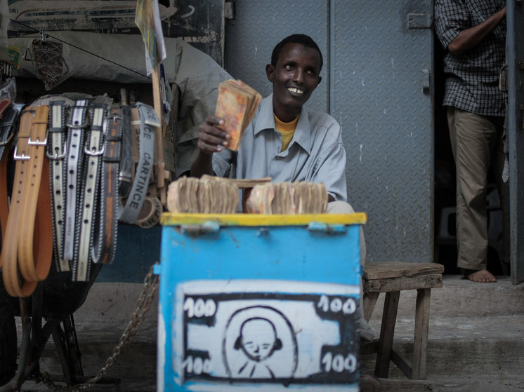 Грузовое судно под флагом Либерии с индийским экипажем захвачено у побережья Сомали