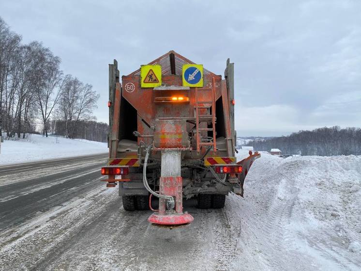 Около 700 единиц спецтехники ежедневно чистят дороги в НСО на зимних каникулах