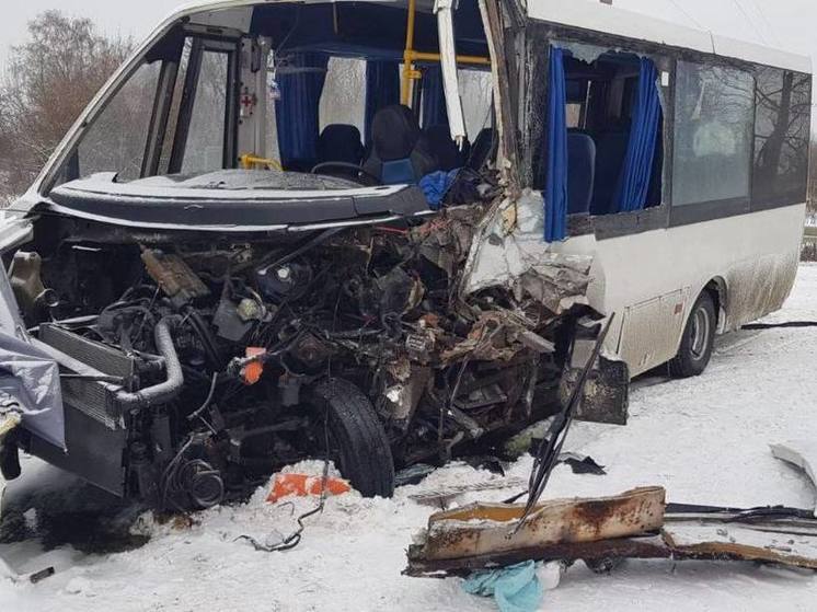 В Курской области водитель автобуса погиб в ДТП с КАМАЗом