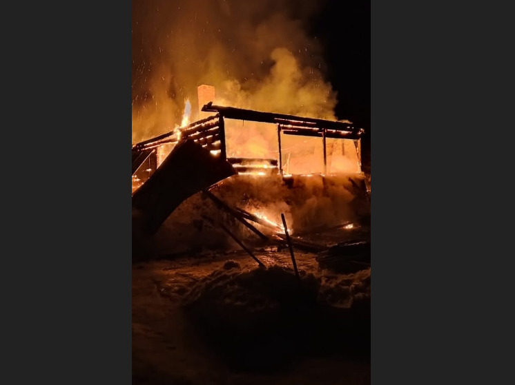 Пожарные в Карелии не смогли подъехать к горящему дому, и он сгорел