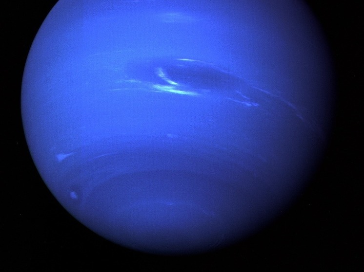 Нептун лишь немного более насыщенного цвета, чем Уран