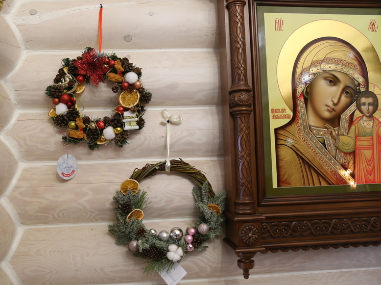 В призаводском храме «ФосАгро» прошел конкурс рождественских венков