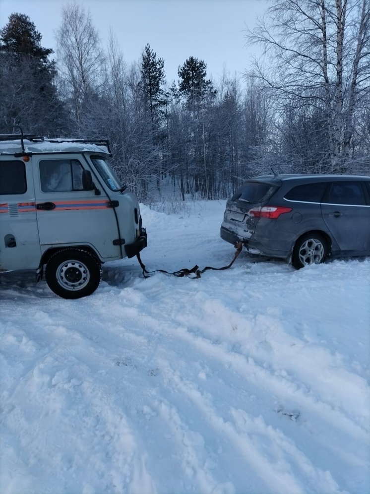 Спасатели отогрели двух туристов, застрявших в мороз на машине в лесу Карелии